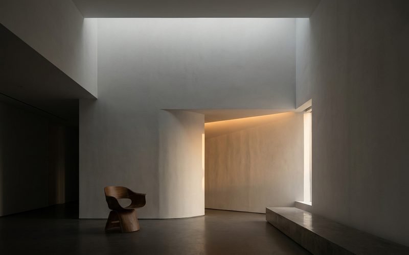 La luz como escultor: Cómo la orientación y la iluminación artificial transforman el blanco.